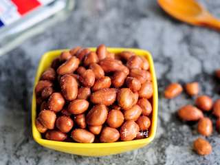 8、香酥油炸花生米,花生米在完全凉透之前可能还会有点疲，不要担心，凉透了就变嘎嘣脆了。