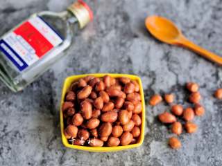 10、香酥油炸花生米,配上小酒，一颗一颗，真是太过瘾了。