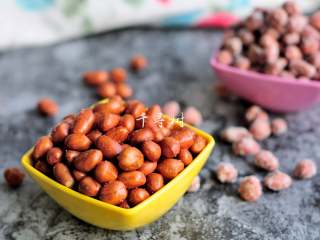 12、香酥油炸花生米,喜欢吃甜口儿花生的朋友请看我的另一个精华菜谱。红白相间，煞是好看，逢年过节又平添几分喜庆。