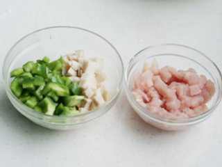 5、三鲜面蛹,虾仁去沙线，洗净；鸡脯肉切丁；蘑菇去根洗净；青椒、冬笋切丁；葱姜切小片