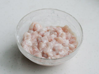 6、三鲜面蛹,虾仁、鸡丁加盐、淀粉上浆