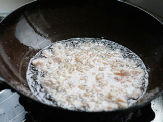 7、三鲜面蛹,放温油中划油