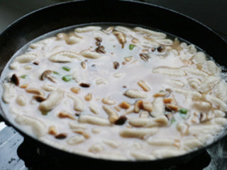 10、三鲜面蛹,倒入炒好的配料，加鸡精、香油