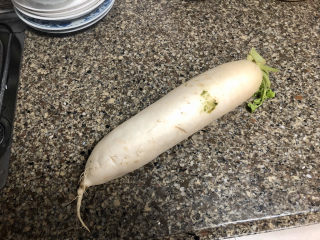 1、添一道小菜系列➕酸甜微辣爽口泡萝卜条,白萝卜一根，最好选择萝卜重，鼓鼓的，水分多，新鲜的