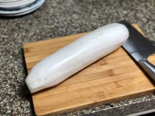 2、添一道小菜系列➕酸甜微辣爽口泡萝卜条,白萝卜削皮洗净备用