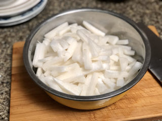 4、添一道小菜系列➕酸甜微辣爽口泡萝卜条,加入两茶匙食盐