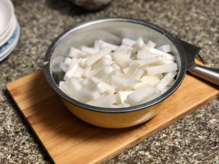 5、添一道小菜系列➕酸甜微辣爽口泡萝卜条,用手抓匀，腌制40分钟