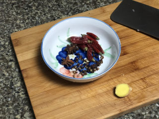 6、添一道小菜系列➕酸甜微辣爽口泡萝卜条,准备点配料：干辣椒或小米辣，????️泡椒的小伙伴可以准备点味道更好。八角两颗，花椒一小把，姜一块