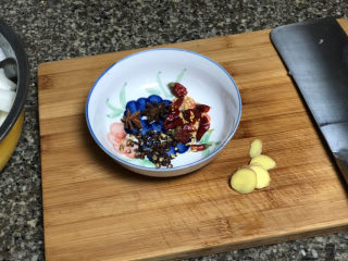 7、添一道小菜系列➕酸甜微辣爽口泡萝卜条,干辣椒或小米辣剪成小块，八角掰成小瓣，姜洗净切片