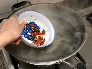 8、添一道小菜系列➕酸甜微辣爽口泡萝卜条,坐锅烧水，水开放入香料