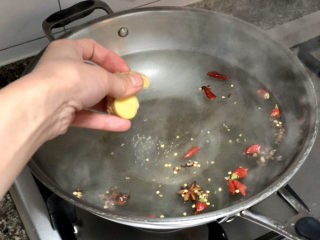 9、添一道小菜系列➕酸甜微辣爽口泡萝卜条,放入姜片