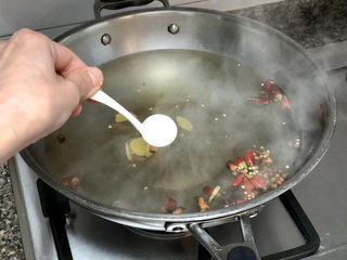 10、添一道小菜系列➕酸甜微辣爽口泡萝卜条,加入两汤匙食盐，口重的可以多加一点，根据个人口味调节