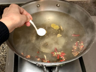 11、添一道小菜系列➕酸甜微辣爽口泡萝卜条,加入一汤匙白糖