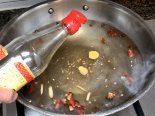 12、添一道小菜系列➕酸甜微辣爽口泡萝卜条,加入适量白醋，酸度自己把握，喜欢酸的小伙伴可以加多一点，我加了两汤匙