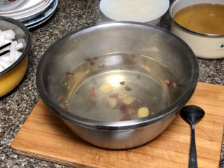 14、添一道小菜系列➕酸甜微辣爽口泡萝卜条,关火放凉。喜欢泡椒味的小伙伴可以加些泡椒和泡椒水，味道更棒。阿晨家今天没有了，第二天买到了又加了点。