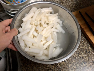 15、添一道小菜系列➕酸甜微辣爽口泡萝卜条,腌好的萝卜出了很多水。