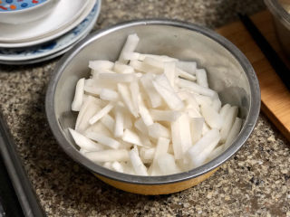 16、添一道小菜系列➕酸甜微辣爽口泡萝卜条,萝卜用凉开水清洗一下，挤干水分