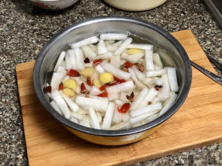 17、添一道小菜系列➕酸甜微辣爽口泡萝卜条,萝卜条放入调好的腌水中。最好放入可密封的玻璃罐子，放入冰箱冷藏腌制一晚，早上就可以吃了