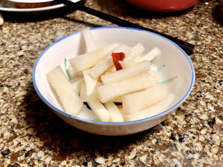 18、添一道小菜系列➕酸甜微辣爽口泡萝卜条,成品。无比简单。萝卜爽脆可口，酸甜微辣，做小菜，十分开胃????