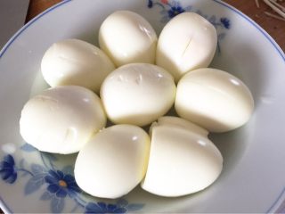1、啤酒卤蛋,鸡蛋煮熟扒皮备用