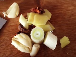 3、啤酒卤蛋,葱姜蒜切段