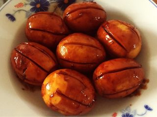 6、啤酒卤蛋,大火烧开以后小火焖煮 最后大火收干浓汁