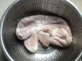 1、凉拌猪肚丝,准备一个新鲜的猪肚，摘除里面多余的猪油。