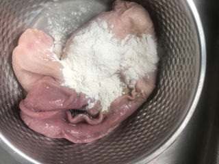 3、凉拌猪肚丝,加入食盐，醋，面粉反复搓洗。