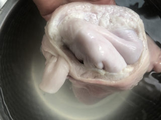 4、凉拌猪肚丝,流动水冲洗干净。