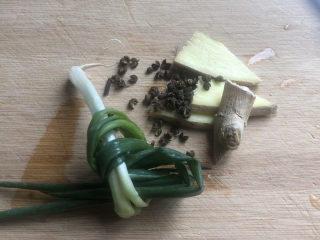 5、凉拌猪肚丝,准备葱姜花椒。