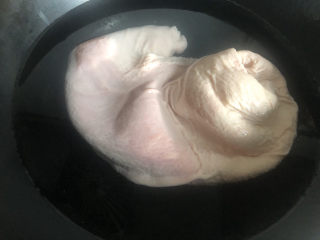 6、凉拌猪肚丝,入锅里焯水去味。