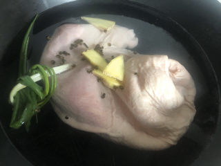 7、凉拌猪肚丝,加入葱姜花椒。