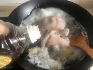 8、凉拌猪肚丝,煮开后倒入料酒。