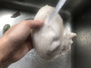 9、凉拌猪肚丝,大火煮五分钟左右关火，流动水冲洗干净。