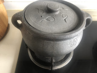 11、凉拌猪肚丝,盖上盖子，中火煮开。