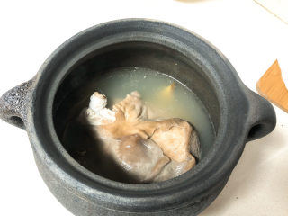 13、凉拌猪肚丝,炖至汤色发白，猪肚酥烂关火，大盖需要两个小时。