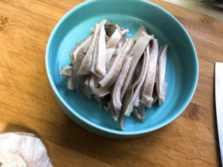 14、凉拌猪肚丝,放凉后切成肚丝装盘。