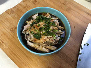 15、凉拌猪肚丝,撒上葱花淋上调味品即食。