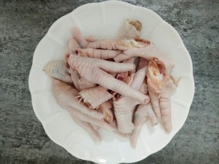 1、网红柠檬百香果鸡爪,鸡爪洗净,剪掉指甲,切成小块。