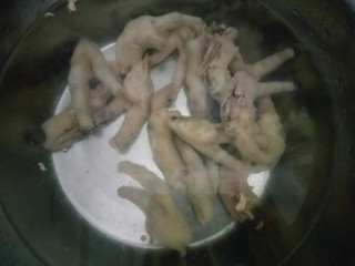 3、网红柠檬百香果鸡爪,大火煮15分钟左右,确保鸡爪煮熟,捞出用冷水冲掉浮沫,直至鸡爪完全降温。