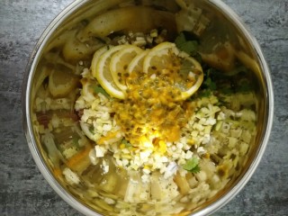 6、网红柠檬百香果鸡爪,放入百香果、盐、生抽、糖搅拌均匀,喜欢酸点的可以多放百香果。