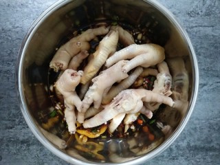 7、网红柠檬百香果鸡爪,把鸡爪倒掉冰水沥干,然后倒进腌料中,搅拌均匀,尝尝味道,可以按个人口味适当调整一下。