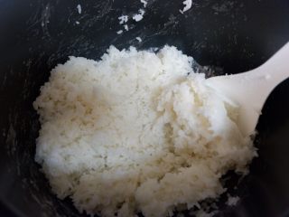 2、卡通大白饭团便当盒,完成后立刻打开锅盖，将米翻一下拌匀散去热气