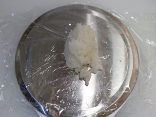 3、卡通大白饭团便当盒,先取40g米饭来做头部