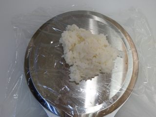 5、卡通大白饭团便当盒,再取60g米饭，来做身子