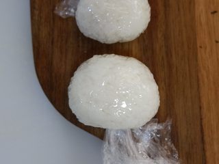 6、卡通大白饭团便当盒,用保鲜膜包裹起来捏成椭圆形