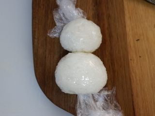 7、卡通大白饭团便当盒,跟上一步做好的头部摆在一起，在做一下调整，使两个饭团能结合在一起