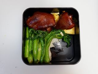 9、卡通大白饭团便当盒,先将便当盒摆入配菜