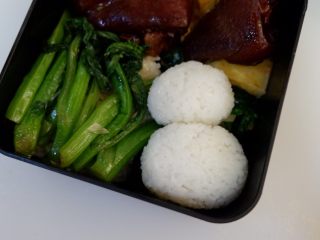 10、卡通大白饭团便当盒,在将两个饭团分别放入调整好