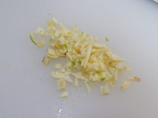 17、卡通大白饭团便当盒,大蒜切成碎末